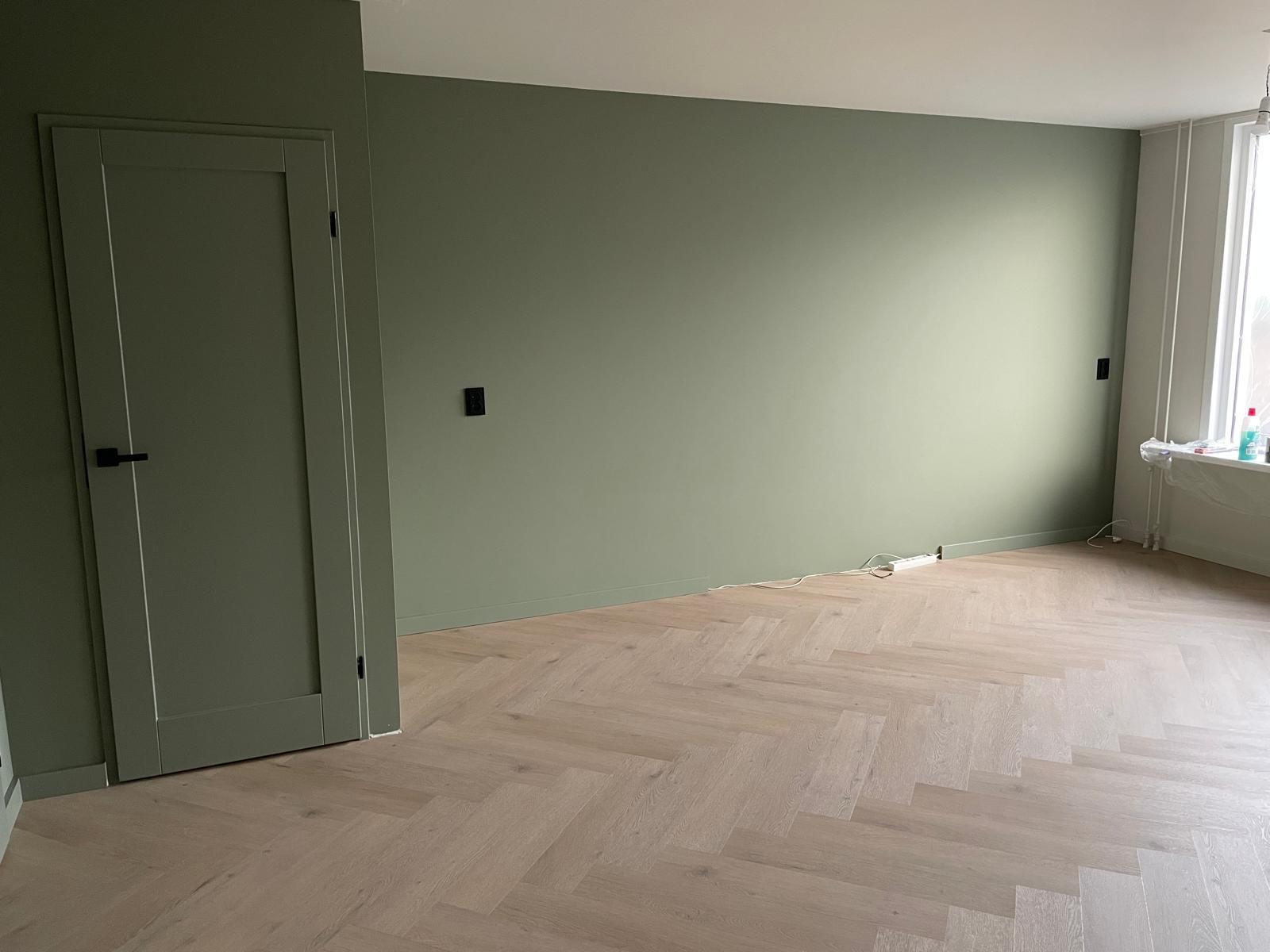 Salieblauwe muur strak afgewerkt