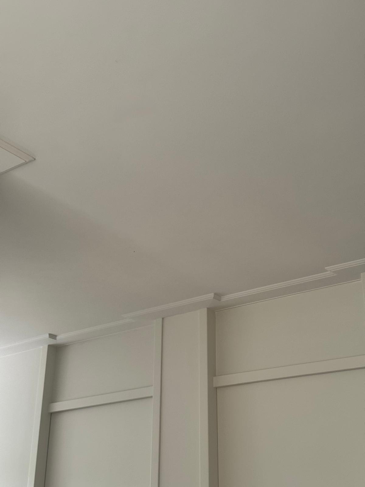 Strak wit plafond met sierlijst